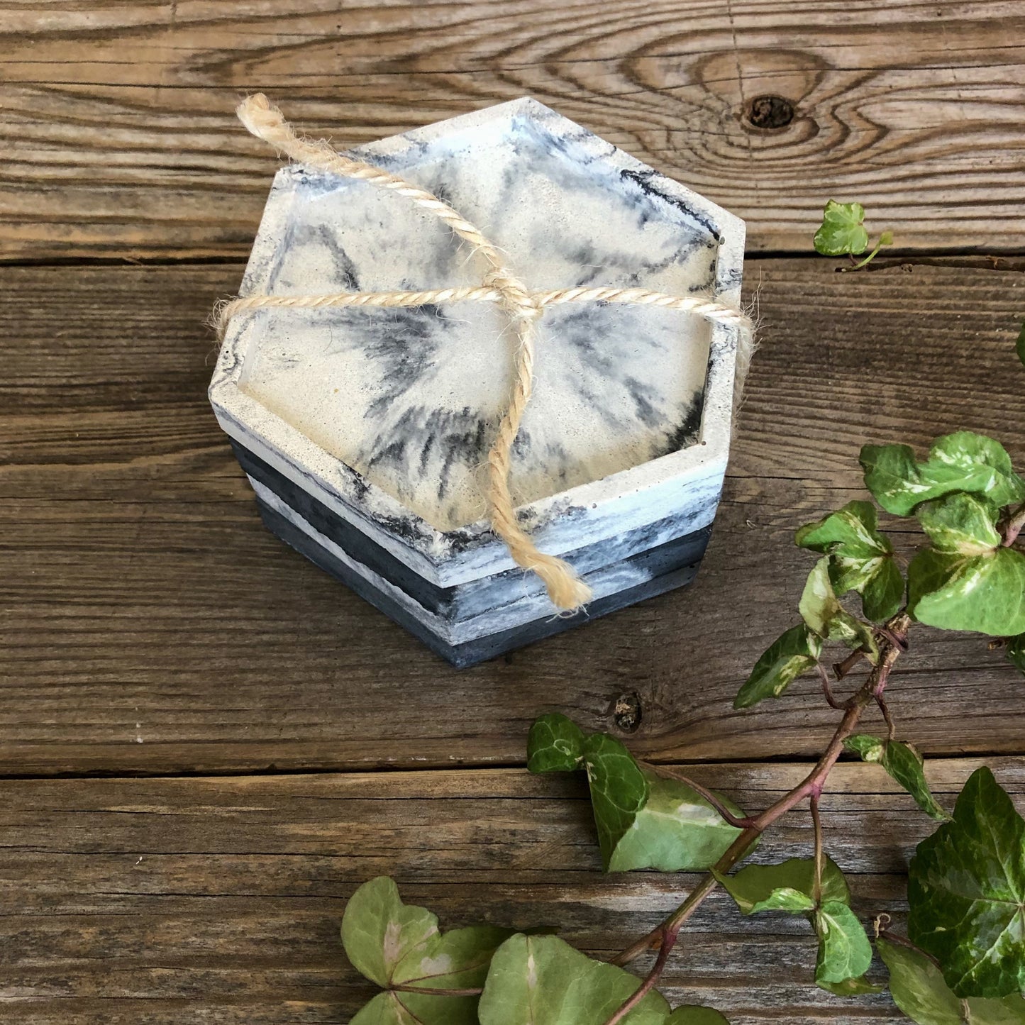 sous-verre hexagone marbré noir et blanc Mimipots, avec corde et lierre