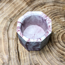 Charger l&#39;image dans la galerie, Pot jade marbré rose et blanc en béton de Mimipots. Fond bûche de bois. 
