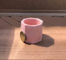 Load image into Gallery viewer, Pot jade rosé avec un 1 $ pour montrer la grosseur du pot. Mimipots
