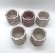 Load image into Gallery viewer, Pot de béton jade marbré rose et blanc. Mimipots. 5 pots. sur fond blanc
