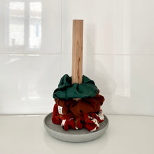 Load image into Gallery viewer, Cabbage holder | Scrunchie holder
